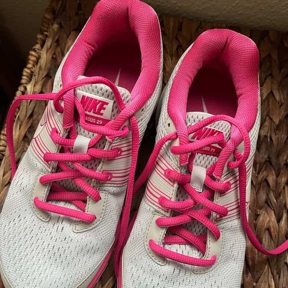 Like New Nike Youth Athletic Shoes in Gray and Pink Size 5.5 EUC Gym - Picture 4 of 7